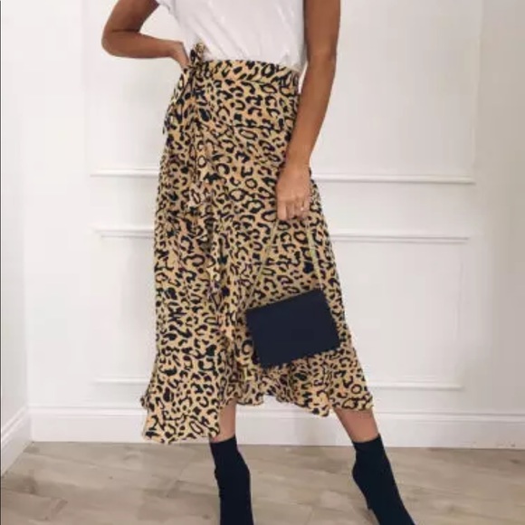 Dresses & Skirts - Leopard faux wrap skirt 🐆
